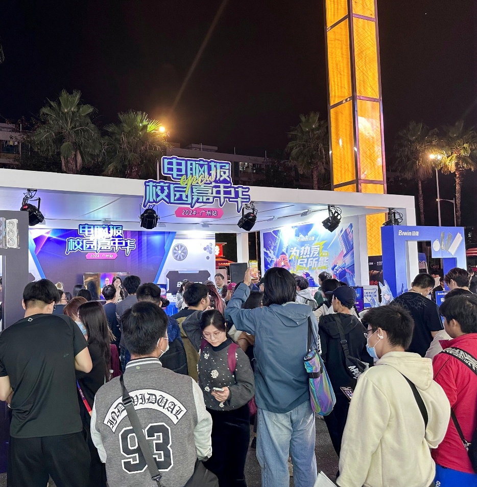 人们站在人群中

描述已自动生成