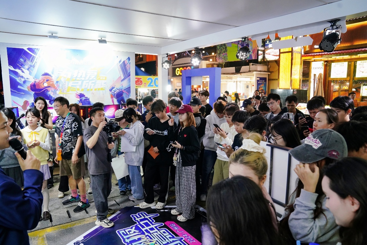 人们站在人群中

描述已自动生成