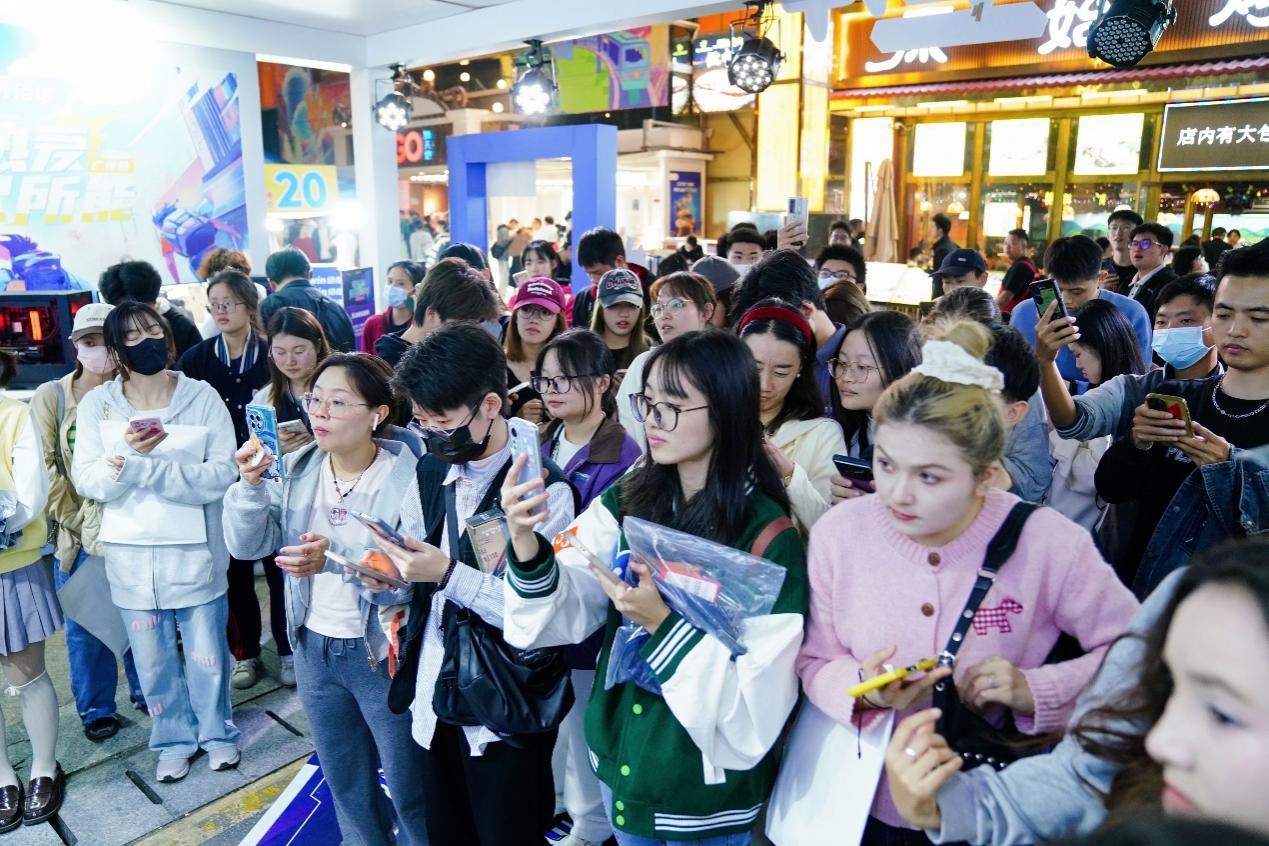 一群小孩站在人群中

描述已自动生成