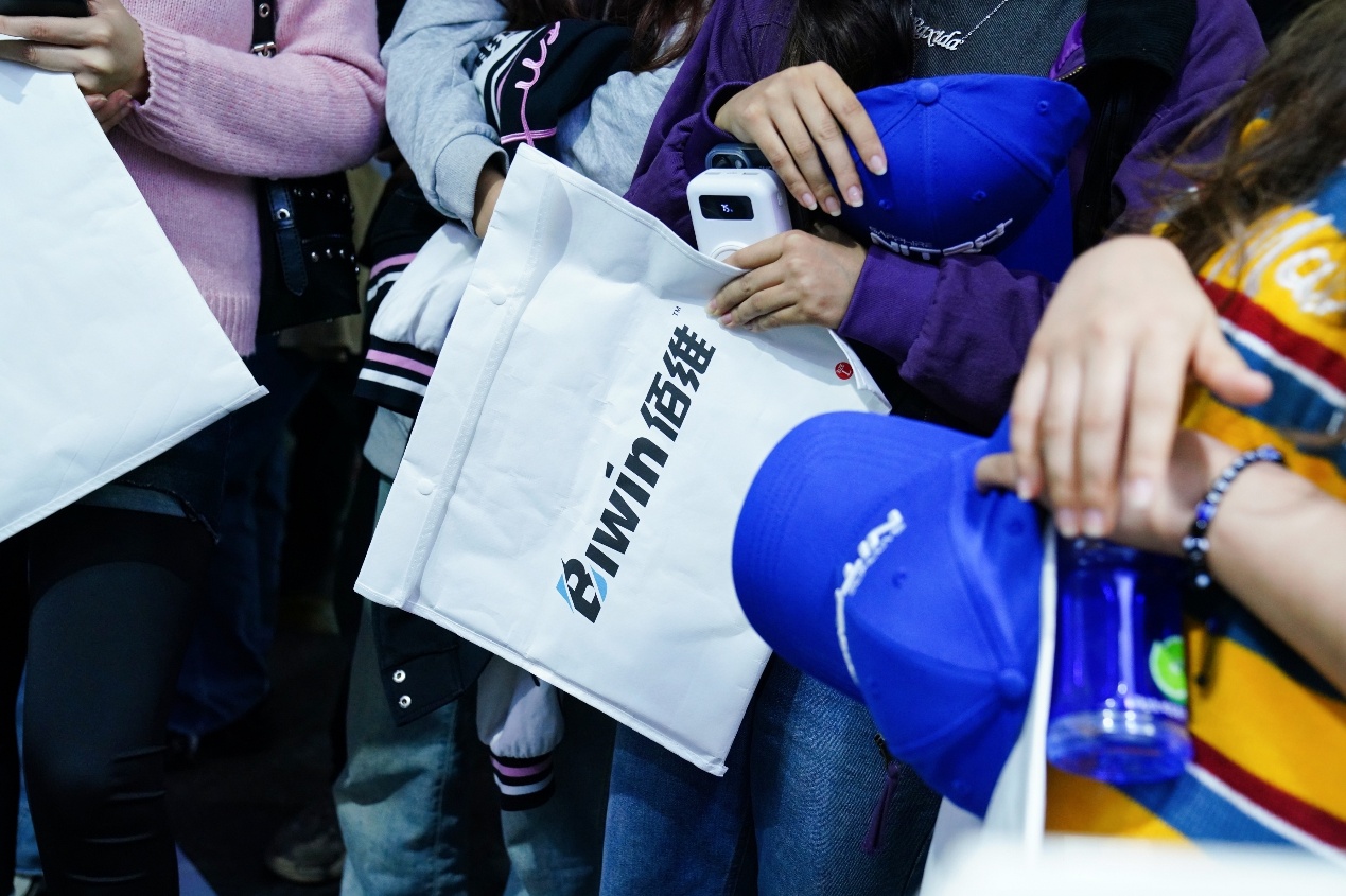 图片包含 人, 女人, 女孩, 年轻

描述已自动生成