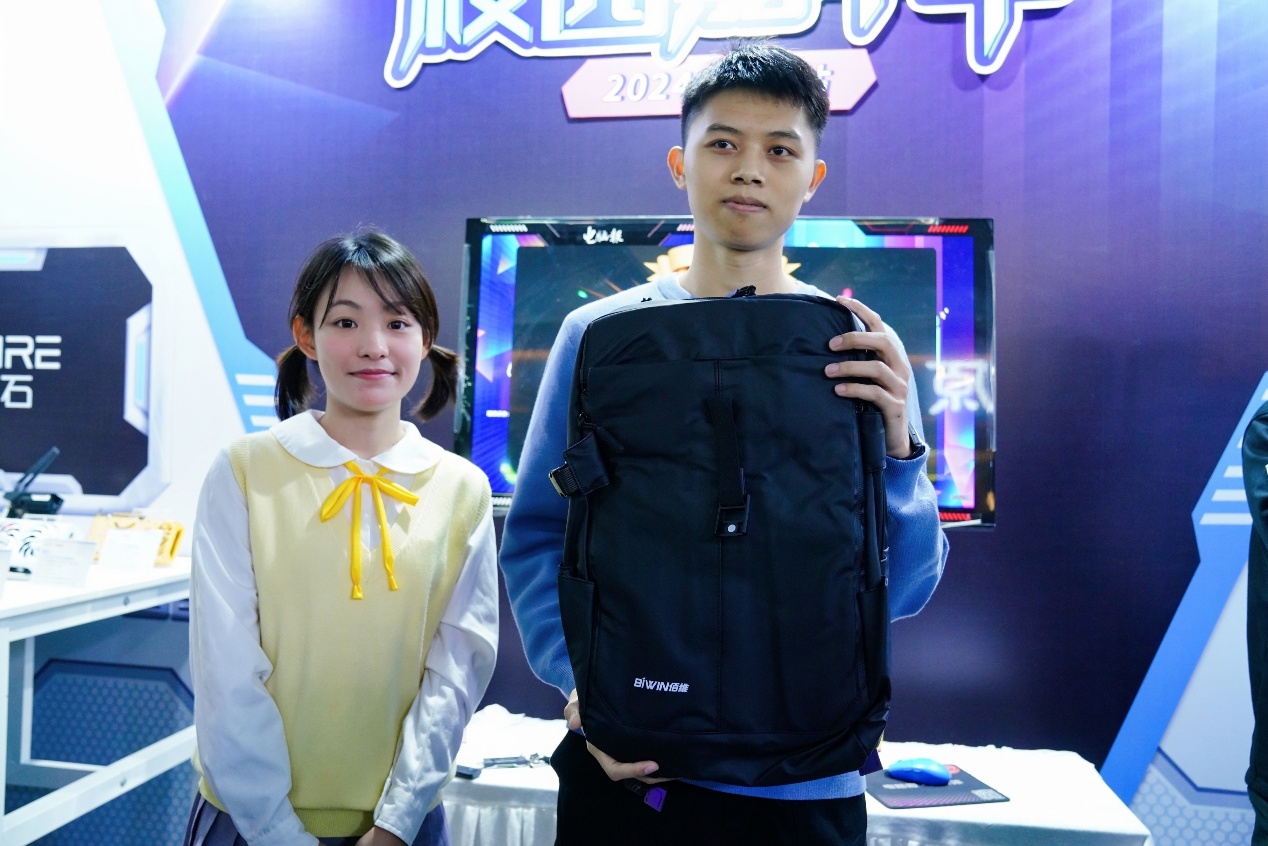 人们站在一起

中度可信度描述已自动生成