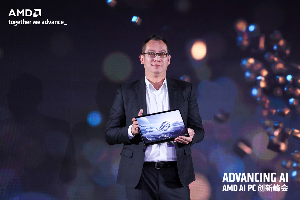 穿着西装笔挺的男子正在演讲

描述已自动生成