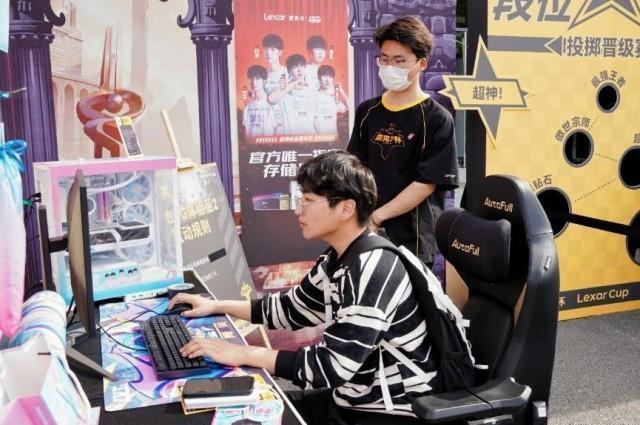 电脑前的小孩

AI 生成的内容可能不正确。