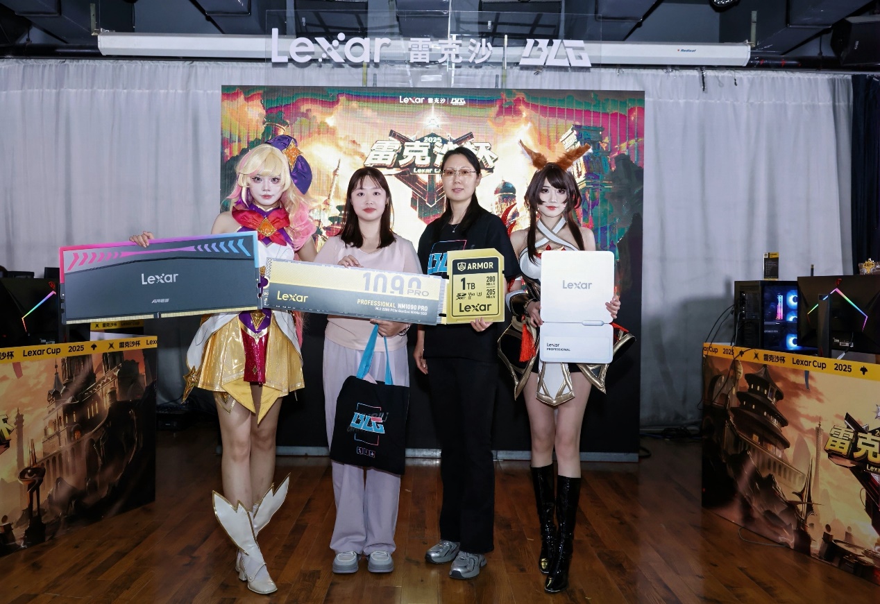 图片包含 室内, 建筑, 人, 站

AI 生成的内容可能不正确。