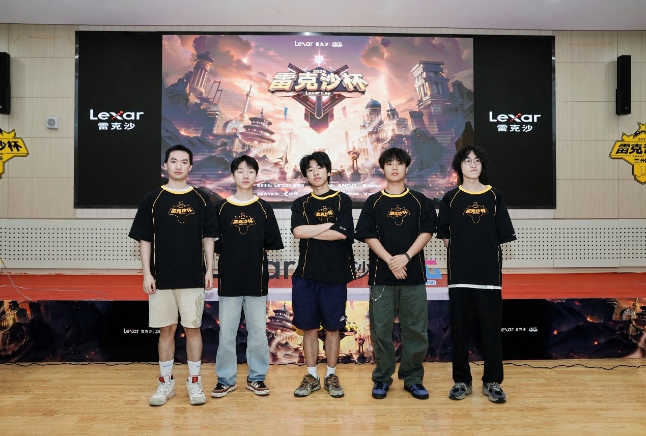 图片包含 蛋糕, 桌子, 男人, 烟

AI 生成的内容可能不正确。