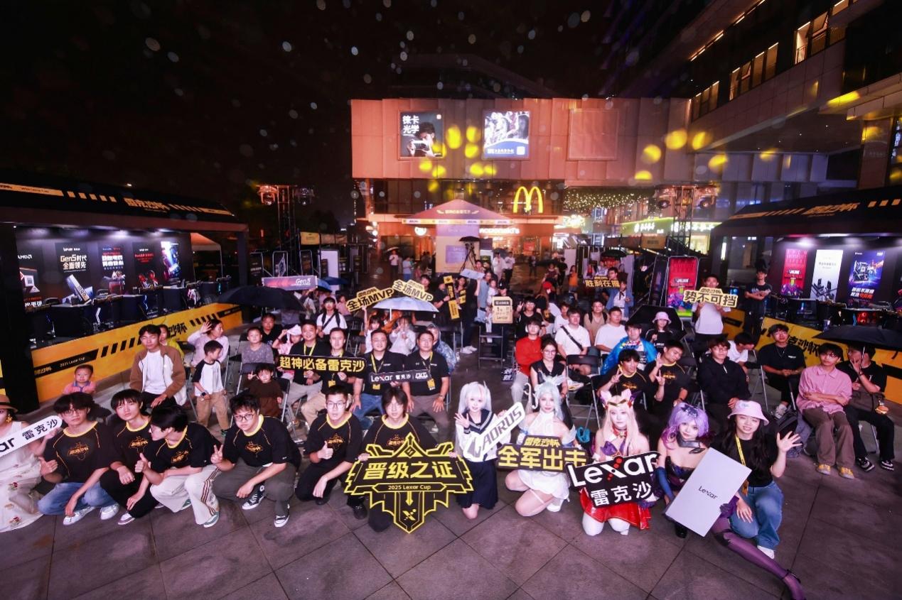 人们在看台上的人和观众

AI 生成的内容可能不正确。