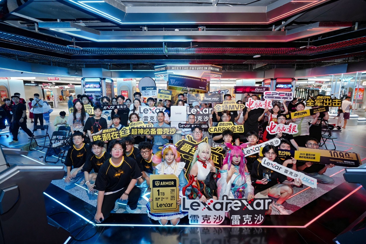 图片包含 人, 室内, 站, 人们<br><br>AI 生成的内容可能不正确。