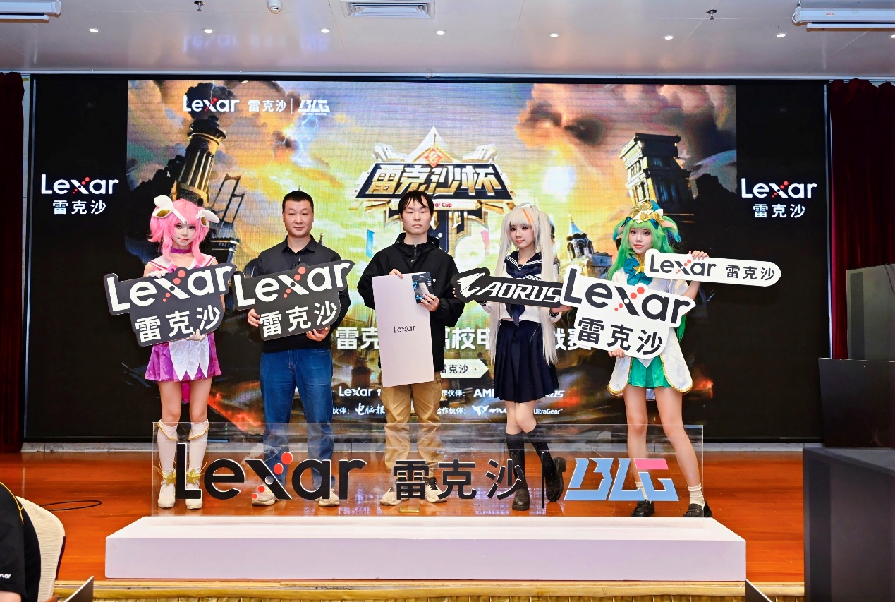 一群人站在台上
AI 生成的内容可能不正确。