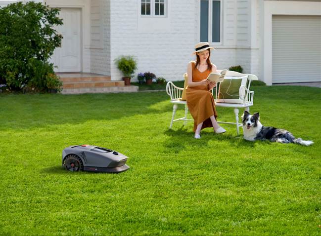 智能割草赛道迎来“中国时刻”，MOVA抢滩万亿草坪